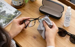 Cách vệ sinh và bảo quản kính để hạn chế trầy xước